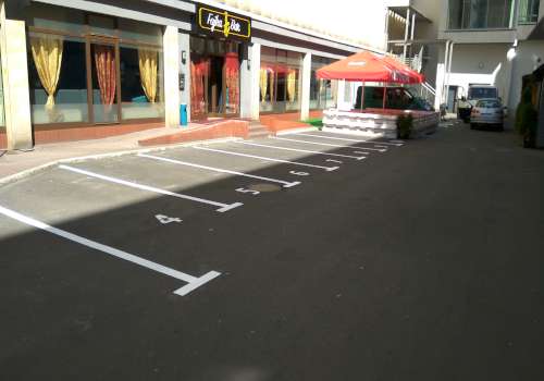 numerowane linie parkingowe